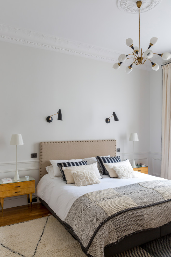 Источник вдохновения для домашнего уюта: большая хозяйская спальня в современном стиле с белыми стенами, паркетным полом среднего тона и коричневым полом без камина
