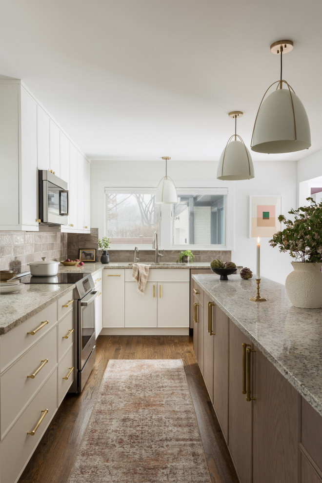 Example of a transitional kitchen design in Chicago