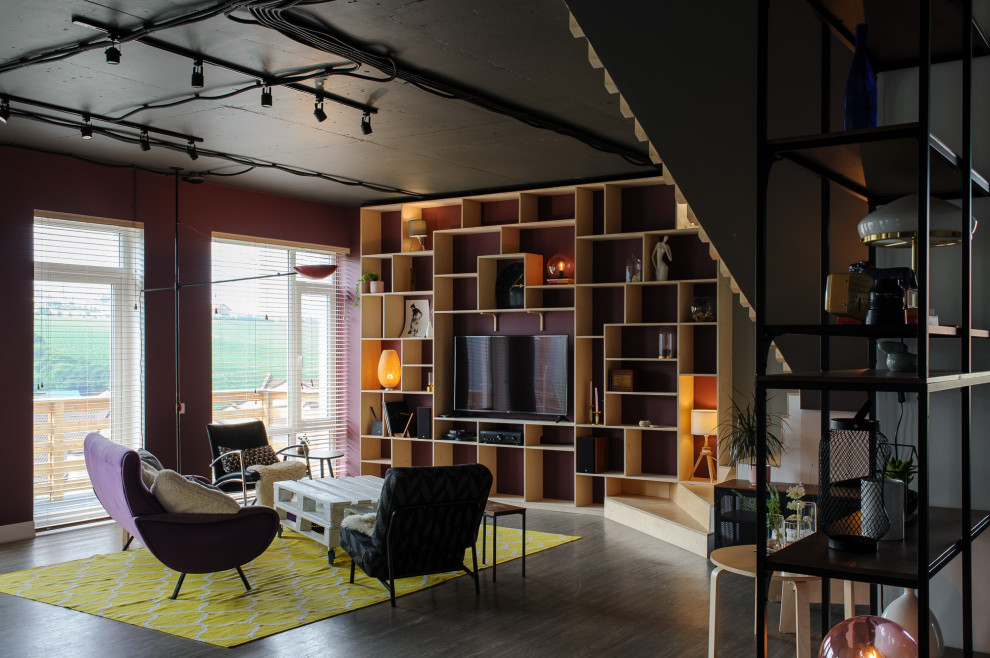 Idee per un grande soggiorno boho chic aperto con pareti viola, pavimento in vinile, TV autoportante, pavimento grigio e soffitto ribassato