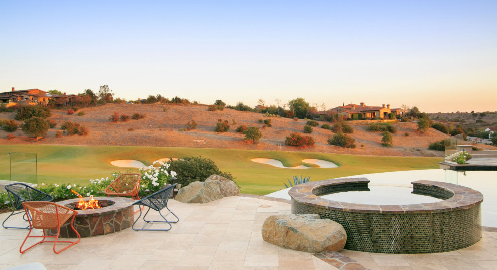 Diseño de jardín de secano mediterráneo grande en patio trasero con brasero, exposición total al sol y adoquines de piedra natural