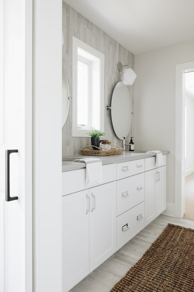 Example of a transitional bathroom design in Chicago