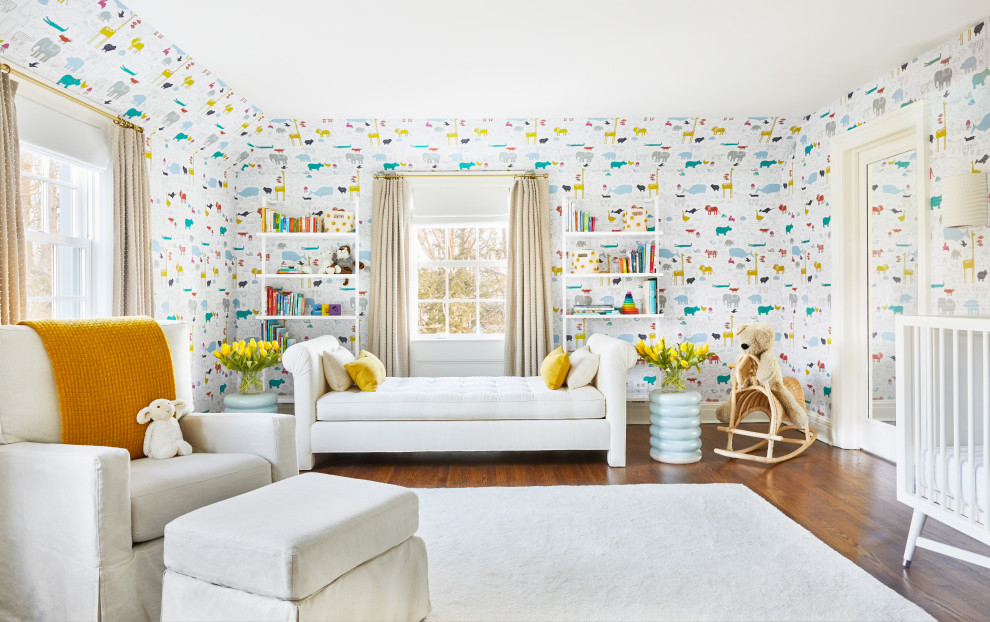 Idée de décoration pour une chambre d'enfant de 1 à 3 ans tradition de taille moyenne avec un mur multicolore, parquet foncé et un sol marron.