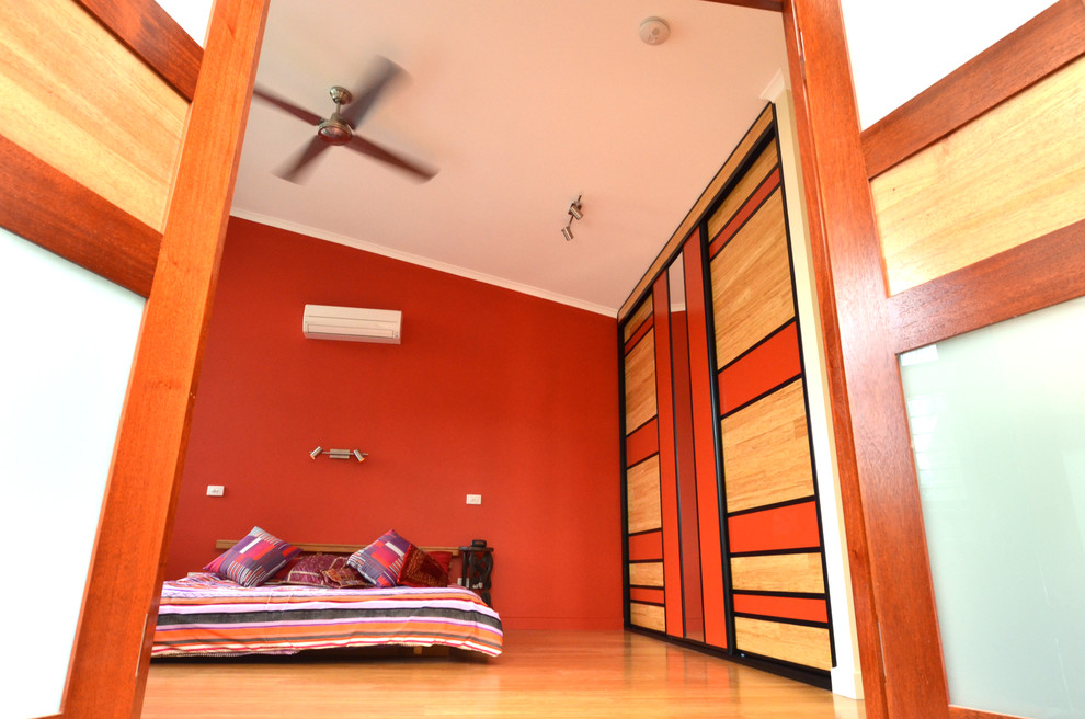 Mid-sized tropical bedroom in Darwin.