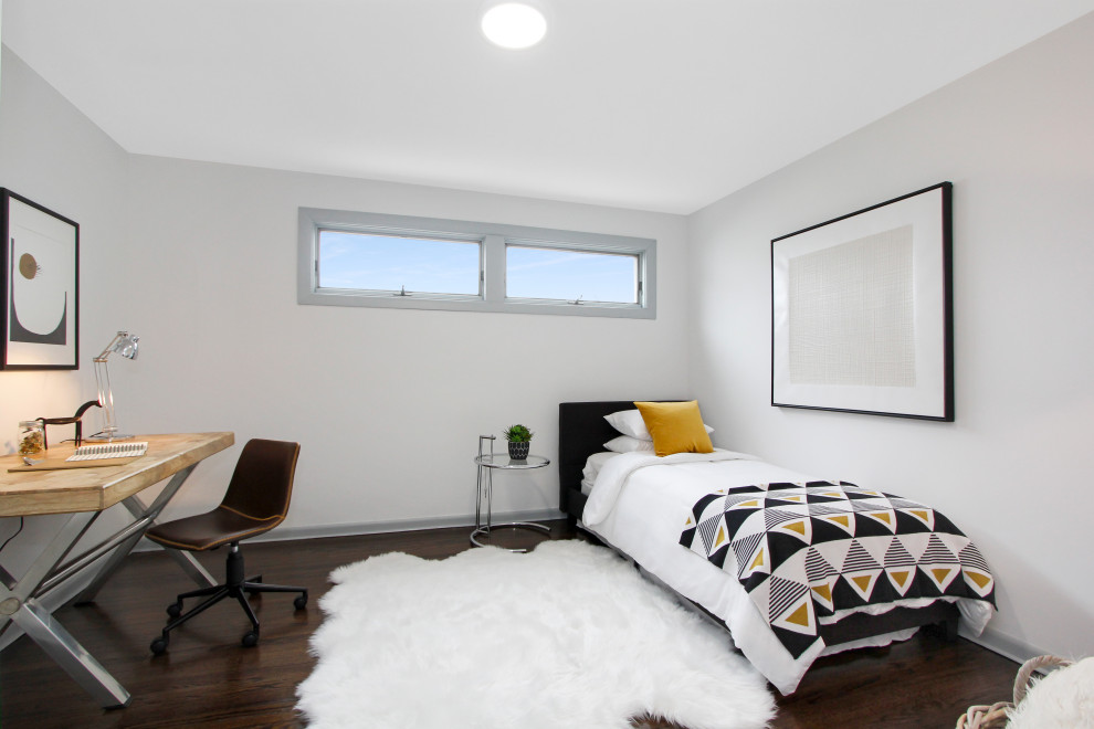 Exemple d'une chambre d'enfant tendance de taille moyenne avec un mur blanc, parquet foncé et un sol marron.