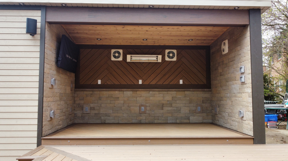 Example of a transitional home design design in Toronto