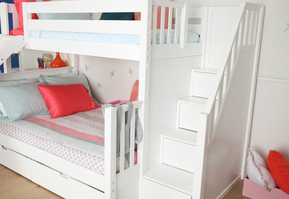 Exemple d'une chambre d'enfant romantique de taille moyenne avec un mur gris, parquet clair, un sol blanc et du papier peint.