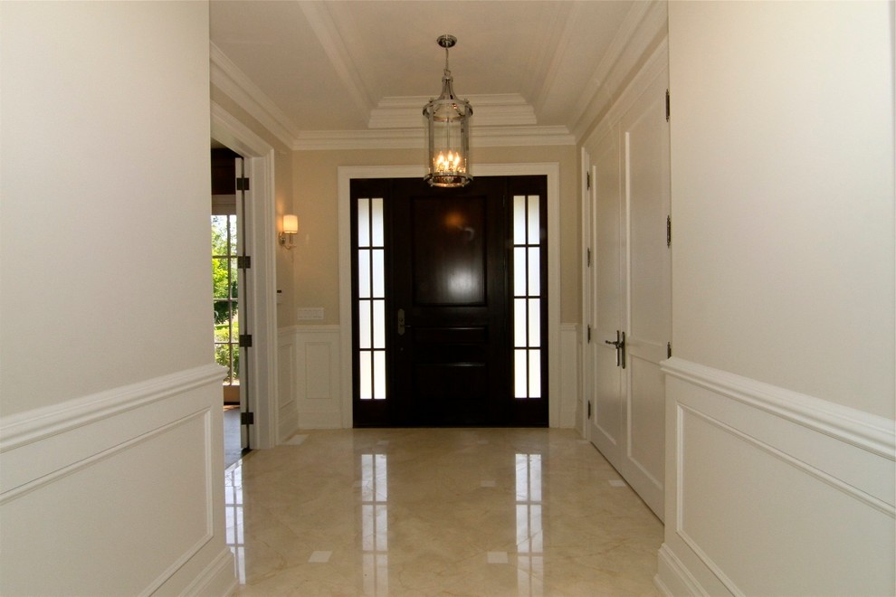 Example of a transitional entryway design in Toronto