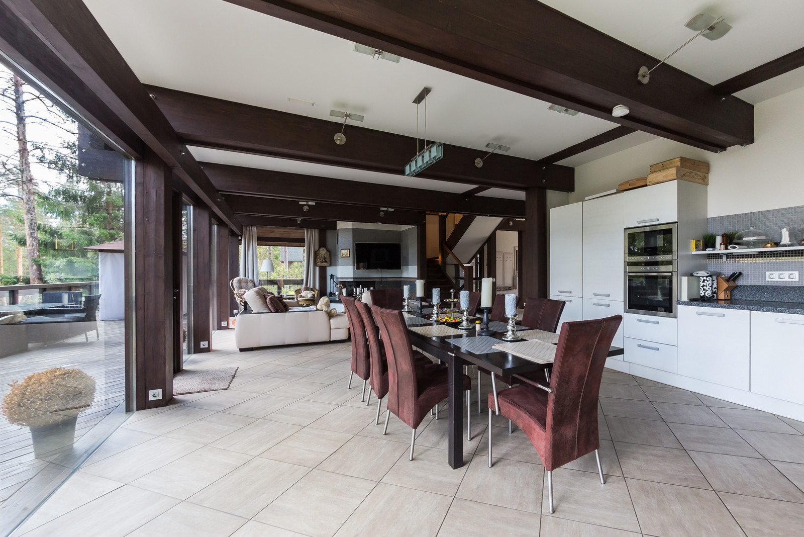 Стеклянный дом в лесу