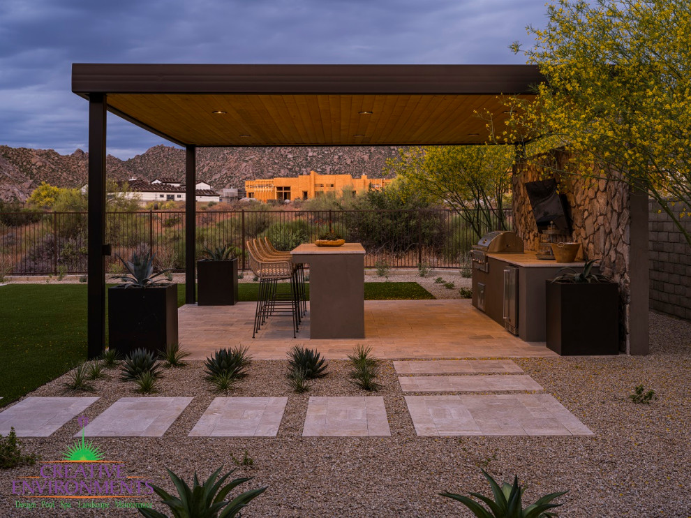 Idée de décoration pour un très grand jardin minimaliste l'été avec une exposition partiellement ombragée, des pavés en béton et une clôture en métal.