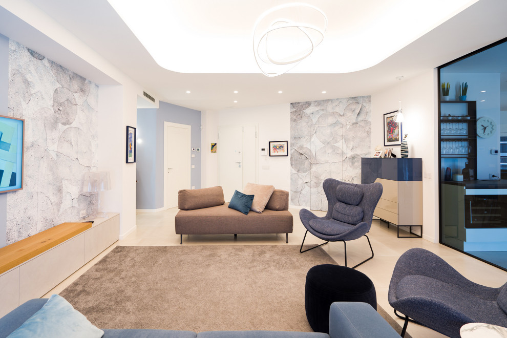 Immagine di un soggiorno design di medie dimensioni con libreria, pareti blu, TV a parete, soffitto ribassato e con abbinamento di divani diversi