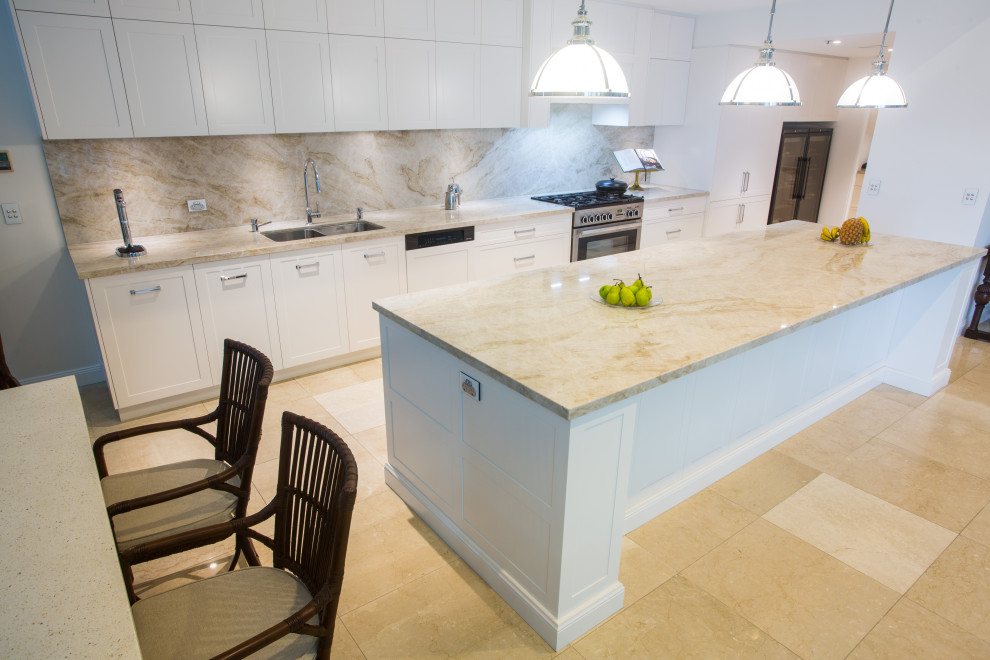 Exempel på ett mycket stort modernt kök, med en undermonterad diskho, skåp i shakerstil, vita skåp, bänkskiva i kvartsit, stänkskydd i sten, rostfria vitvaror, marmorgolv och en köksö
