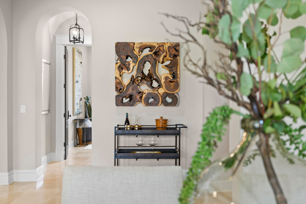 Immagine di una sala da pranzo aperta verso il soggiorno minimal di medie dimensioni con pareti beige, pavimento in marmo e nessun camino