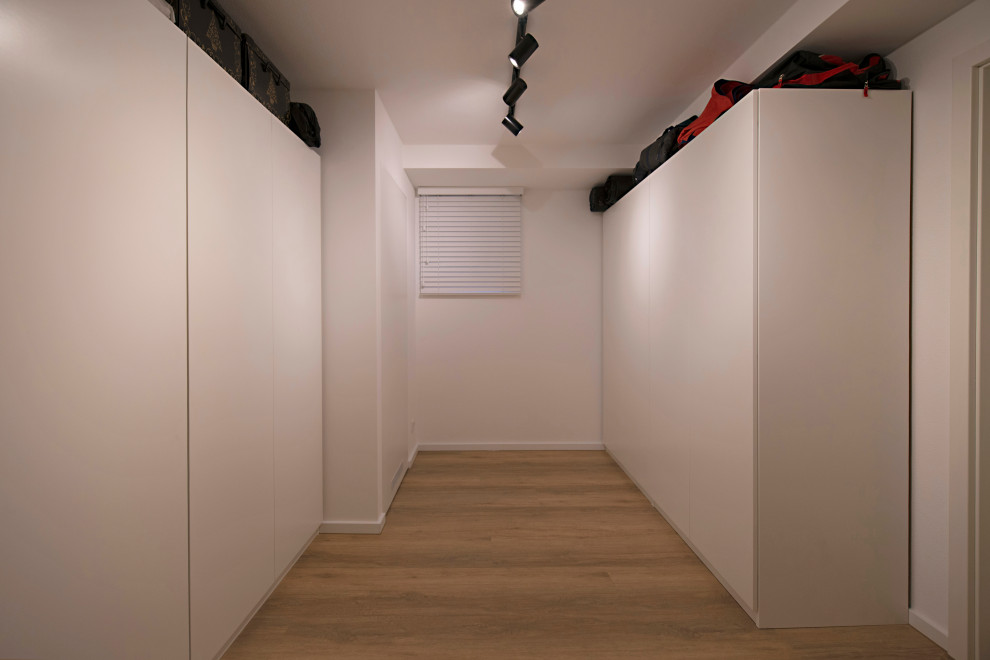 Mittelgroßes Modernes Untergeschoss mit beiger Wandfarbe, Vinylboden und braunem Boden in München