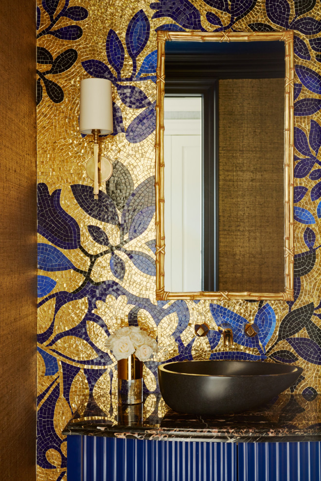 На фото: огромный туалет в классическом стиле с фасадами с филенкой типа жалюзи, синими фасадами, инсталляцией, разноцветной плиткой, плиткой мозаикой, разноцветными стенами, паркетным полом среднего тона, настольной раковиной, мраморной столешницей, коричневым полом, разноцветной столешницей, встроенной тумбой и обоями на стенах