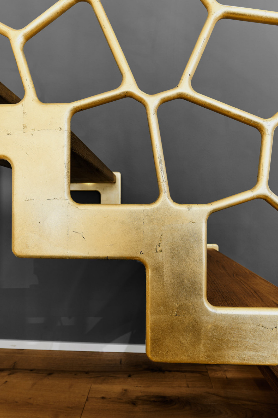 Ограждение лестницы с золотым покрытием