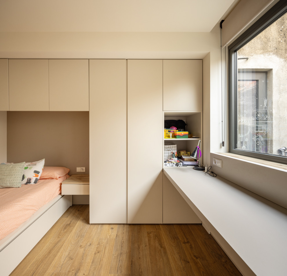 Свежая идея для дизайна: гостевая спальня среднего размера, (комната для гостей) в стиле модернизм с бежевыми стенами, паркетным полом среднего тона и коричневым полом - отличное фото интерьера