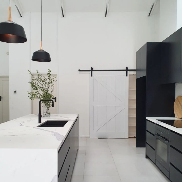 Dark + Moody Moderne Cuisine Melbourne par Blackburn Bathrooms