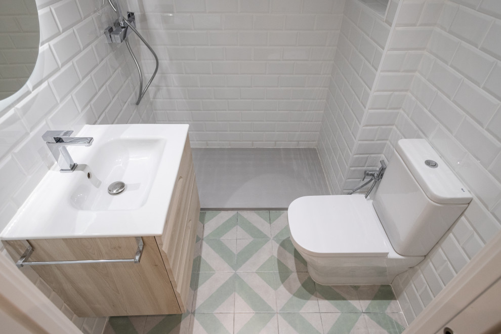 Modern inredning av ett mellanstort vit vitt en-suite badrum, med släta luckor, skåp i mellenmörkt trä, en kantlös dusch, en toalettstol med hel cisternkåpa, vit kakel, keramikplattor, klinkergolv i keramik, beiget golv och med dusch som är öppen