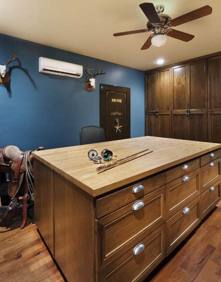 Photo of a traditional home office in Austin with blue walls.