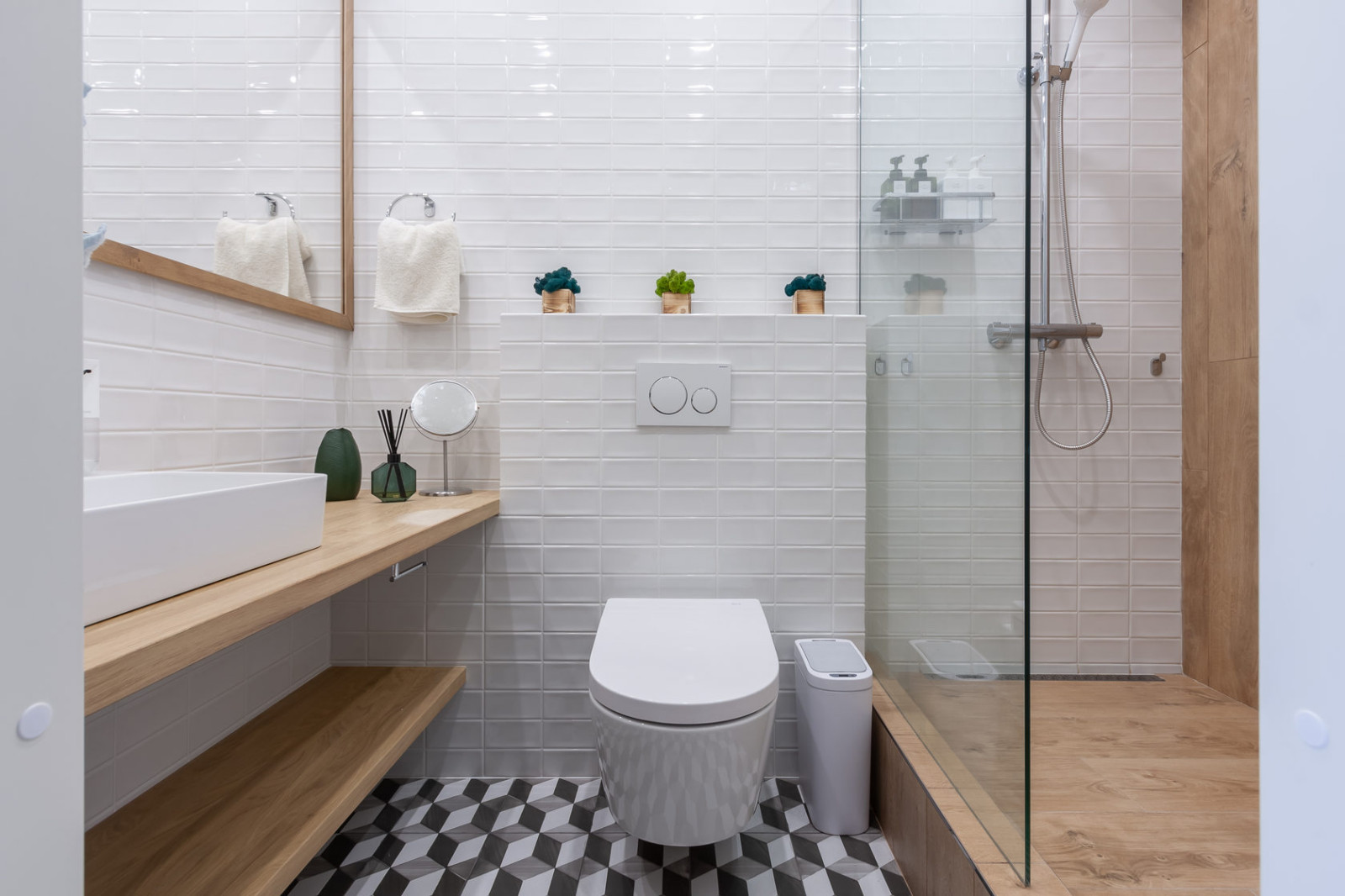 Ванная в современном стиле в светлых тонах с туалетом