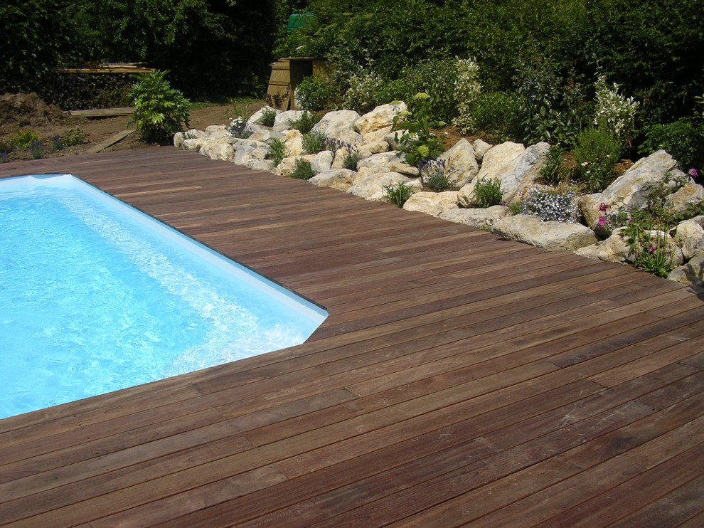 Aménagement autour d'une piscine avec terrasse en bois exotique
