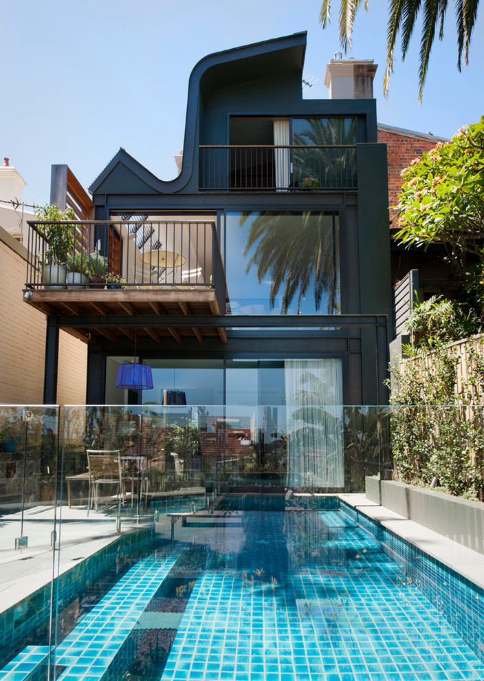 Inspiration for a mid-sized contemporary three-storey black exterior in Sydney.