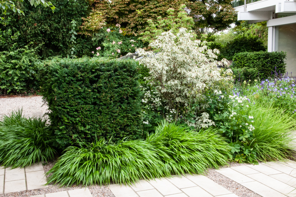 Immagine di un piccolo giardino contemporaneo esposto a mezz'ombra davanti casa in estate con pavimentazioni in pietra naturale