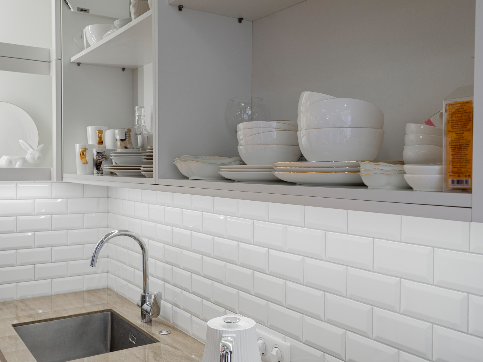 Стильная неоклассическая кухне в белом цвете