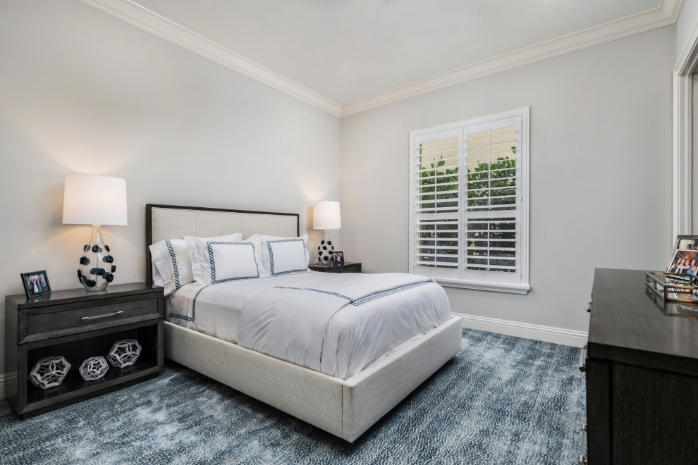 Свежая идея для дизайна: гостевая спальня среднего размера, (комната для гостей) в стиле неоклассика (современная классика) с серыми стенами, ковровым покрытием и синим полом - отличное фото интерьера