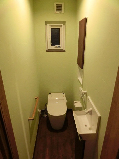 Свежая идея для дизайна: туалет в стиле рустика - отличное фото интерьера