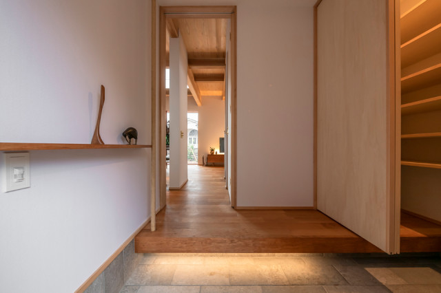 溫炭の家 giapponese-moderno-ingresso