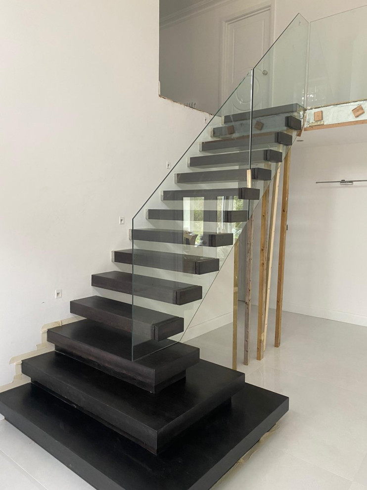 Photo of a mid-sized modern staircase in Hertfordshire.