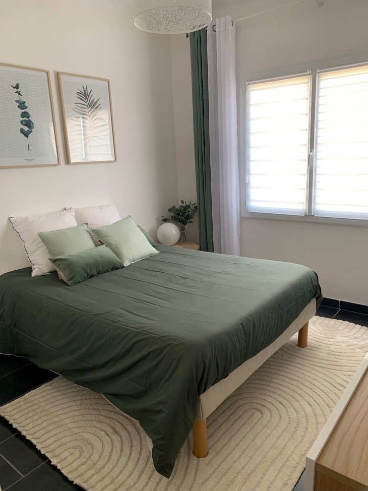 モンペリエにある中くらいなコンテンポラリースタイルのおしゃれな客用寝室 (白い壁、セラミックタイルの床、黒い床)
