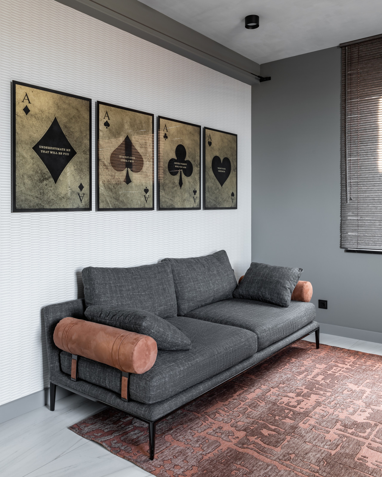 Камень внизу, дерево вверху.