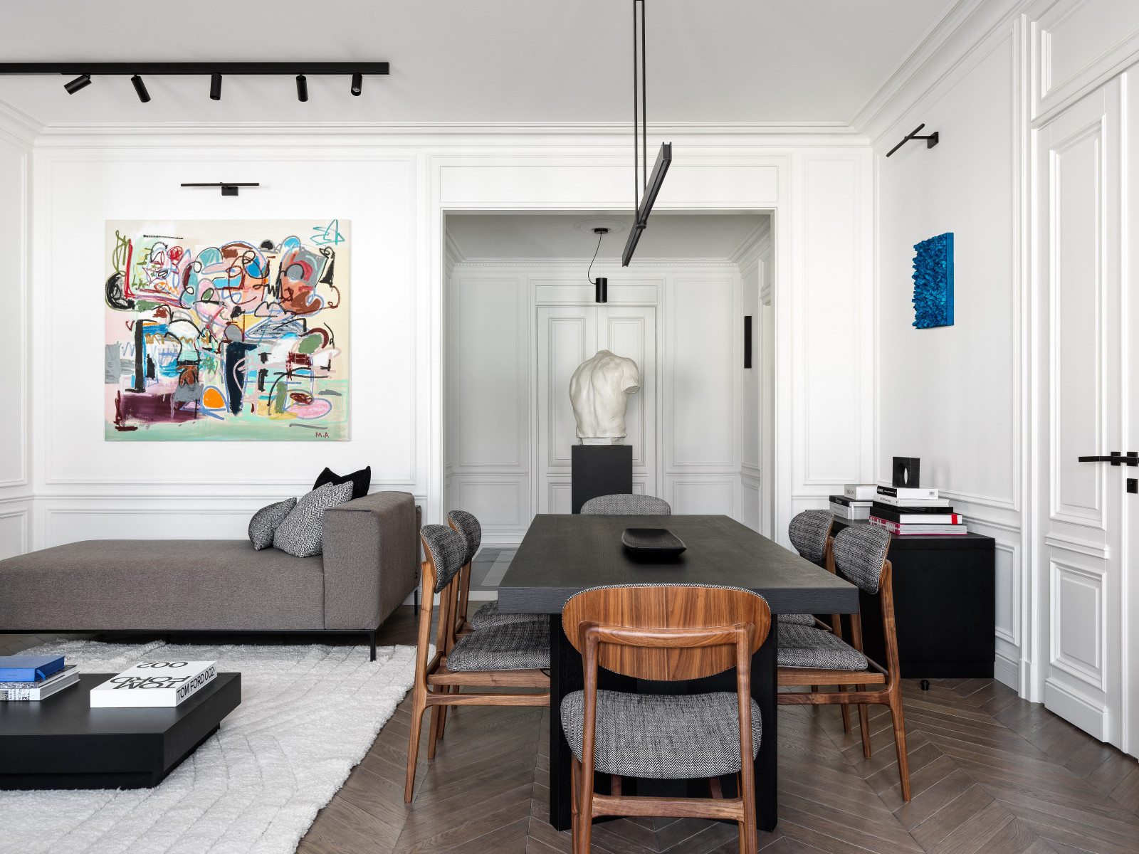 Скрытый телевизор над камином