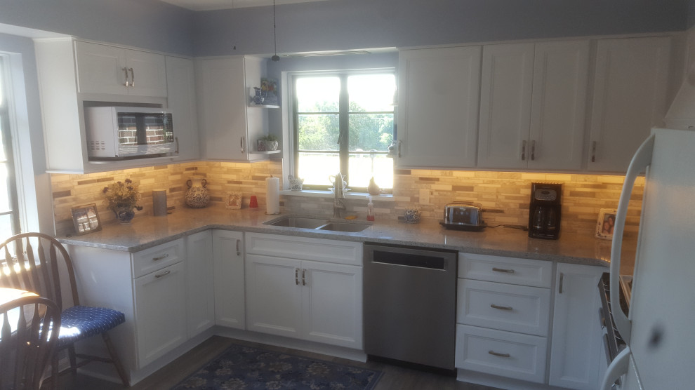Eat-in kitchen - mid-sized transitional l-shaped eat-in kitchen idea with white cabinets, quartz countertops and marble backsplash
