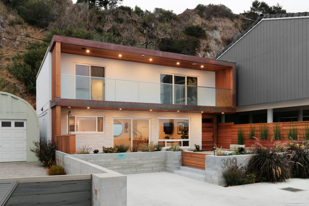 Großes, Zweistöckiges Maritimes Einfamilienhaus mit Steinfassade, weißer Fassadenfarbe, Pultdach und weißem Dach in San Francisco