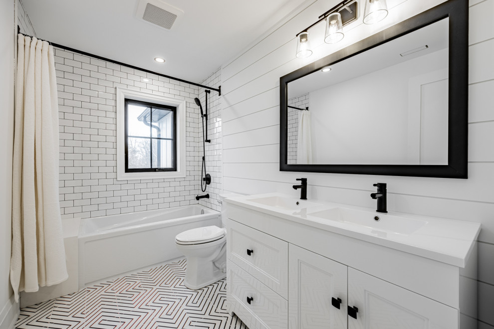 Пример оригинального дизайна: детская ванная комната среднего размера в стиле кантри с фасадами в стиле шейкер, белыми фасадами, накладной ванной, душем над ванной, раздельным унитазом, белой плиткой, керамической плиткой, белыми стенами, полом из керамической плитки, монолитной раковиной, столешницей из искусственного камня, разноцветным полом, шторкой для ванной, белой столешницей, тумбой под две раковины, напольной тумбой и стенами из вагонки