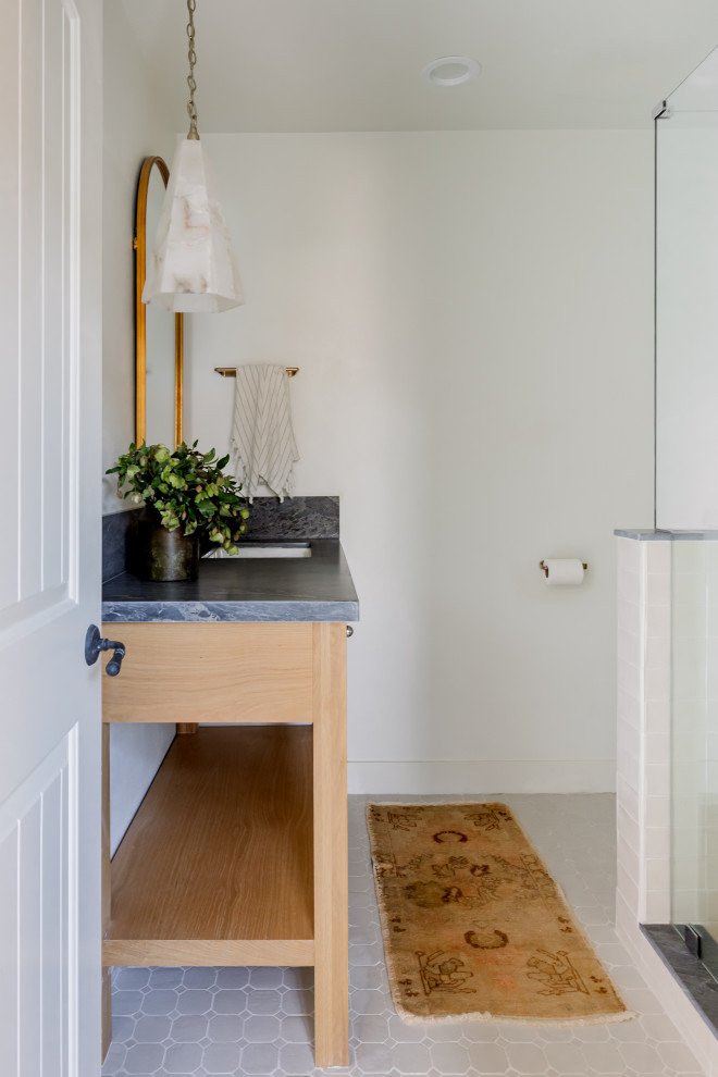 Klassisches Badezimmer mit Kassettenfronten, weißer Wandfarbe, Keramikboden, Unterbauwaschbecken, Marmor-Waschbecken/Waschtisch, Einzelwaschbecken und freistehendem Waschtisch in San Diego