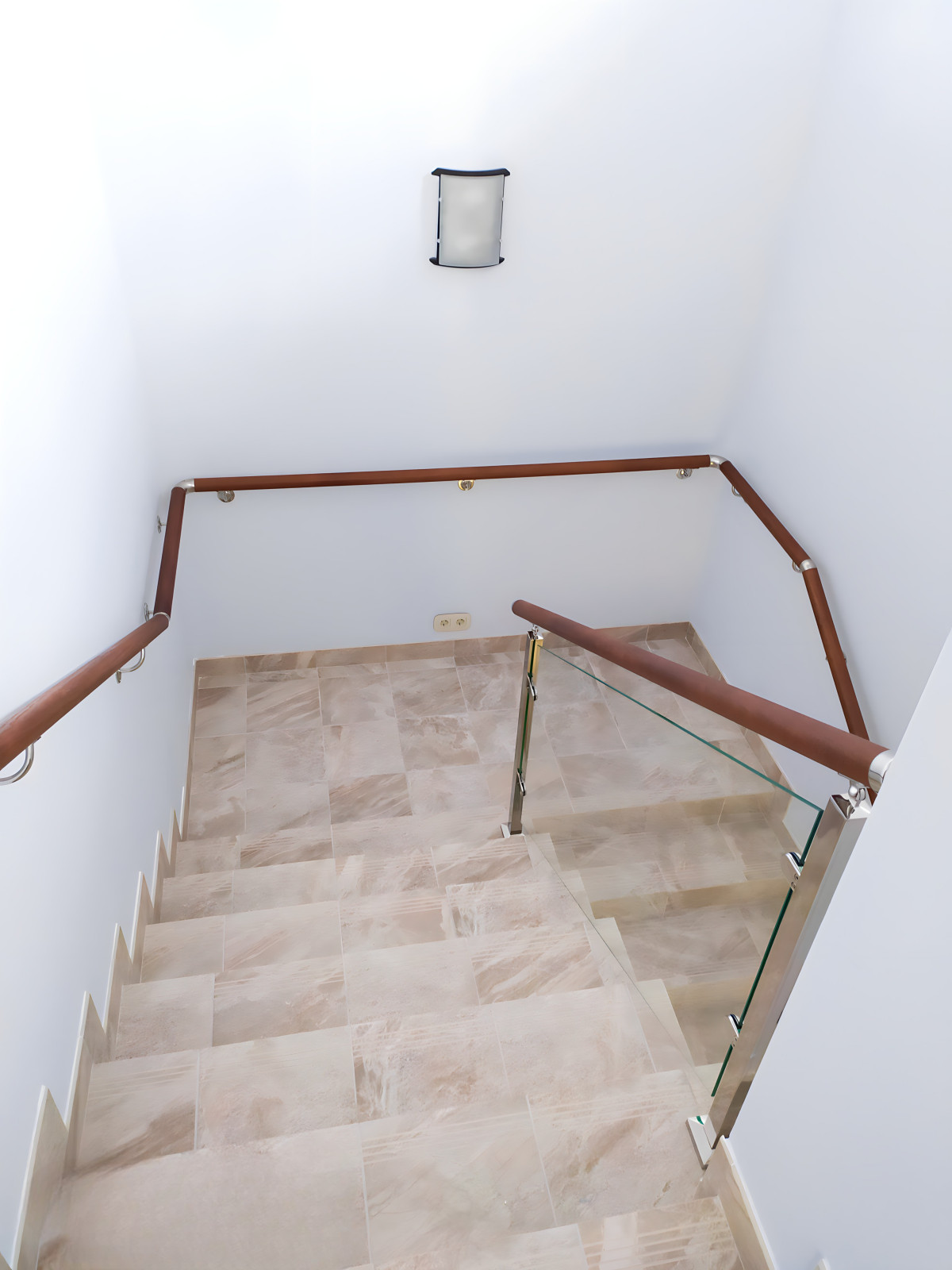 Ограждения из стекла и дерева на лестнице (Миллениум парк)