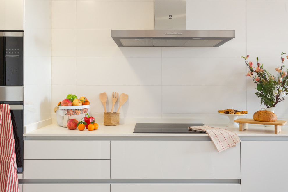 Imagen de cocina comedor beige y blanca escandinava de tamaño medio con fregadero integrado, puertas de armario blancas y encimeras blancas