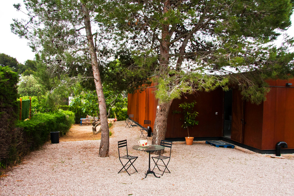 Imagen de patio contemporáneo de tamaño medio sin cubierta en patio trasero