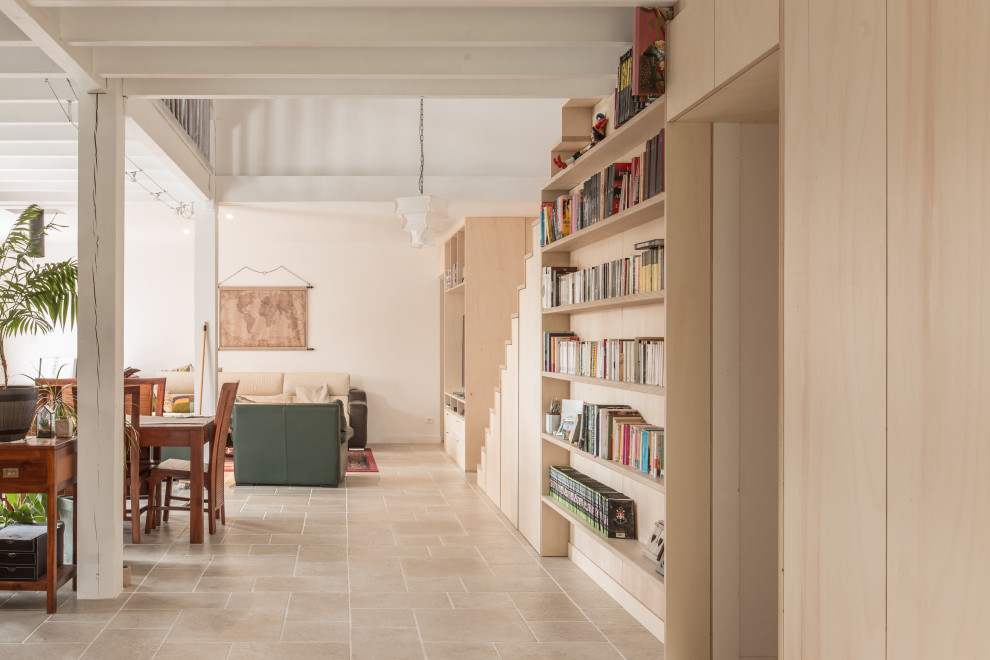 Esempio di un grande soggiorno contemporaneo aperto con libreria, pareti multicolore, pavimento in travertino, stufa a legna, parete attrezzata, pavimento beige, travi a vista e pareti in legno