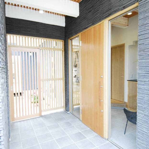 玄関から通り抜けの通路のように庭に出れる