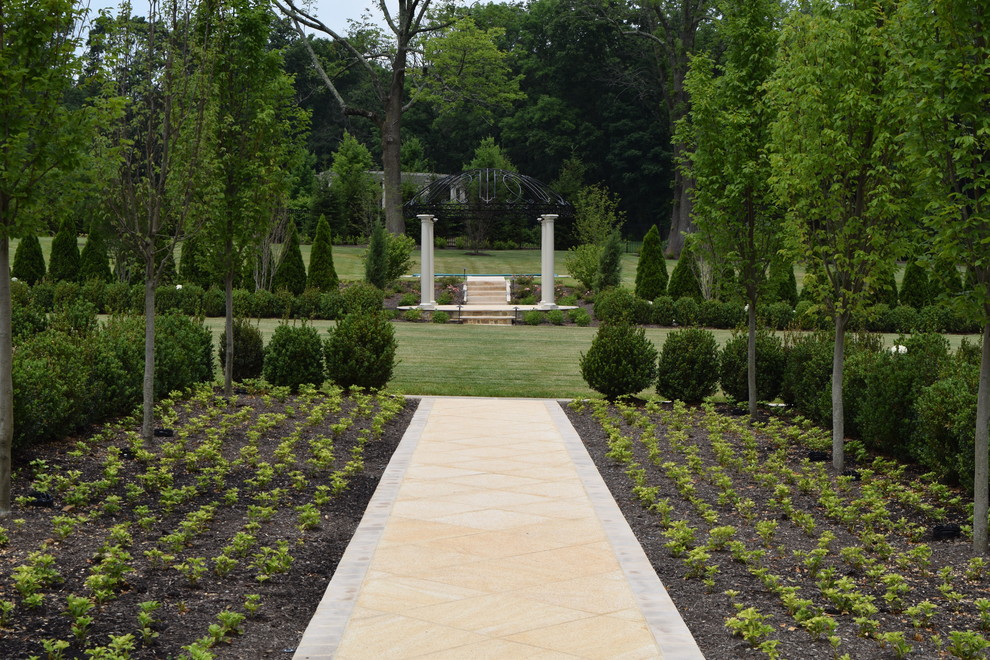This is an example of an expansive traditional garden in New York.