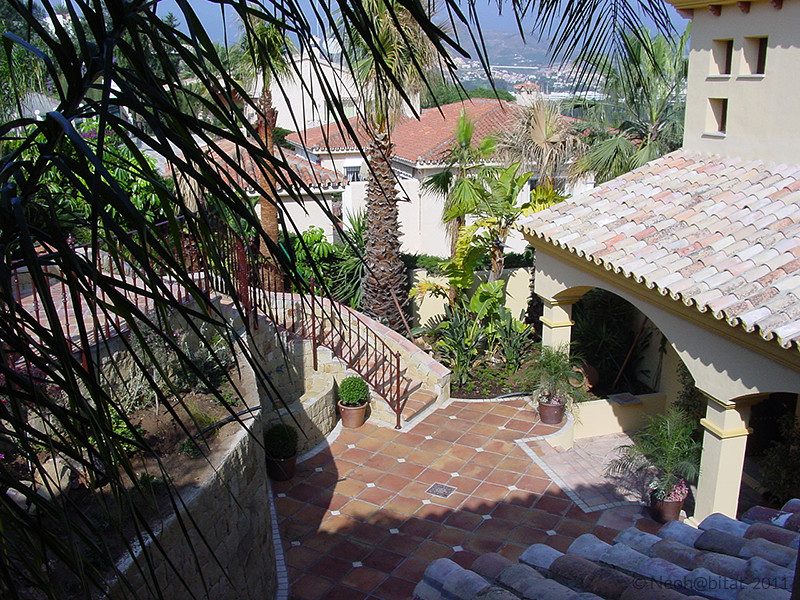 Diseño de terraza in patio delantero and anexo de casas With jardín de macetas and adoquines de ladrillo