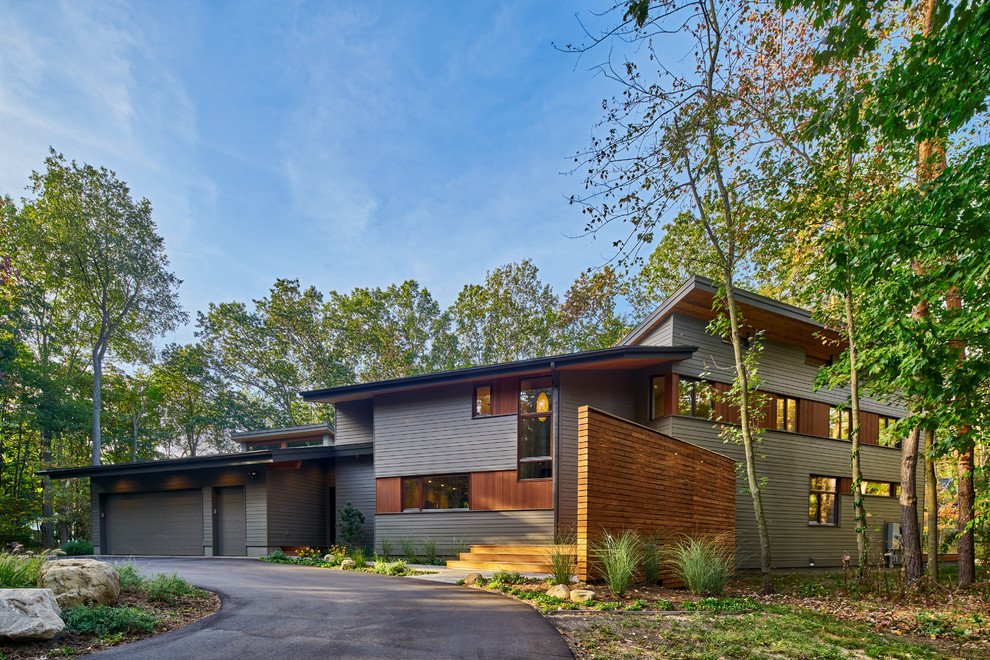 This is an example of a contemporary home design in Grand Rapids.