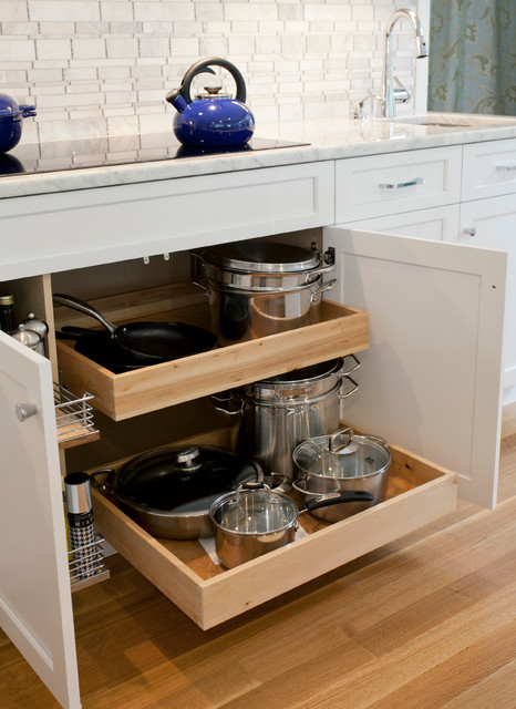 More Storage Under The Cooktop Traditional Kitchen