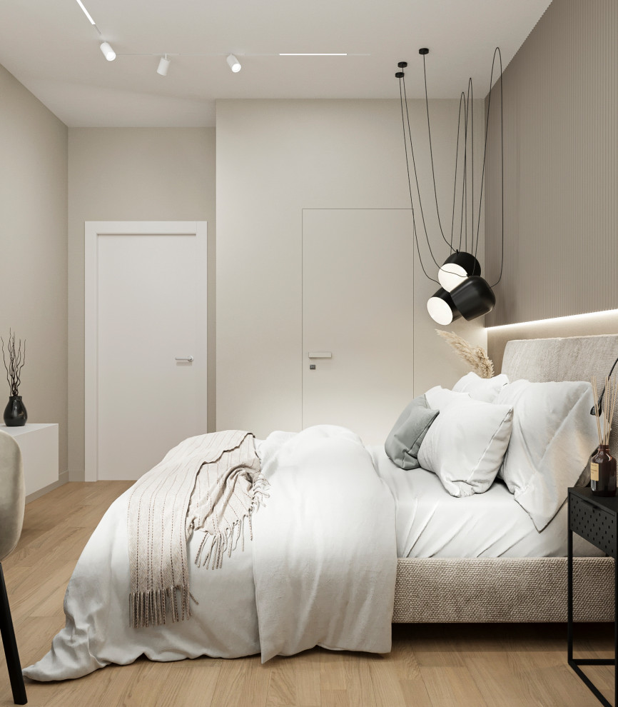 Идея дизайна: хозяйская спальня среднего размера с бежевыми стенами, полом из ламината, бежевым полом, панелями на стенах и акцентной стеной без камина