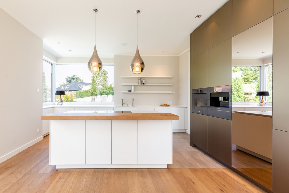 Photo of a large contemporary kitchen in Frankfurt.